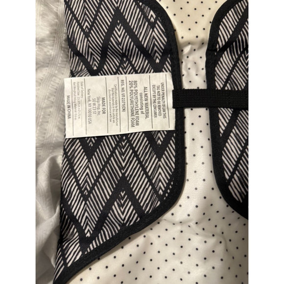 Skip Hop Diaper Clutch Organizer in Black and White - Picture 6 of 9